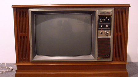 Alter Fernseher - Bildschirm im Holzkasten