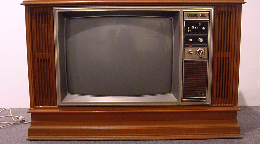 Alter Fernseher - Bildschirm im Holzkasten