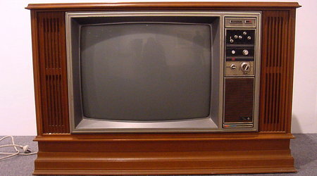 Alter Fernseher - Bildschirm im Holzkasten