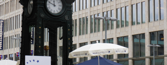 Ein Infostand gegen TTIP und CETA von Mehr Demokratie ist zu sehen.