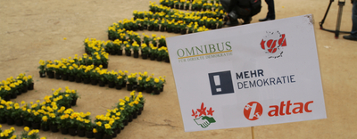 Auf den Boden wurde der Schriftzug "Demokratie" mit Blumen geschrieben.