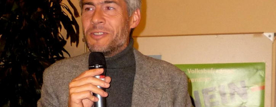 (Stephan Lausch) Ein Foto von Stephan Lausch, wie er gerade in ein Mikrofon redet.