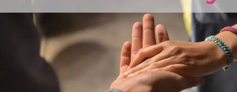 Auf dem Bild geben sich zwei Menschen die Hand. Oben-mittig steht "Gemeinnützigkeit braucht Einmischung!". Unten-links in der Ecke steht "ZIVILGESELLSCHAFT STÄRKEN - JETZT".