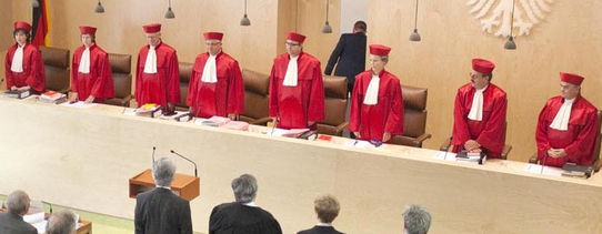 Alle Menschen stehen auf dem Bild, beim Bundesverfassungsgericht.