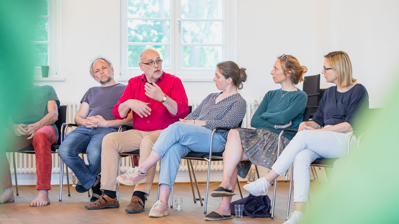 5 Menschen im Gespräch, ein Mensch redet