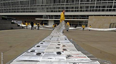 Greenpeace übergibt eine Million Unterschriften gegen genmanipulierte Nahrungsmittel. (c) Jock Fistick / Greenpeace