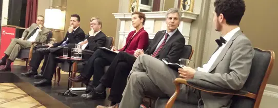 (Quelle: Mehr Demokratie e.V. | Lizenz: CC BY-NC 2.0) Sechs Menschen sitzen in Anzügen auf hochwertigen Stühlen in einem schönen Saal.
