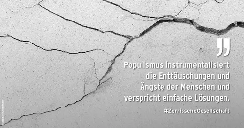 Auf dem Bild ist gefrorenes Wasser mit Rissen zu sehen, mit dem Text: Populismus instrumentalisiert die Enttäuschungen und Ängste der Menschen und verspricht einfache Lösungen. #ZerrisseneGesellschaft