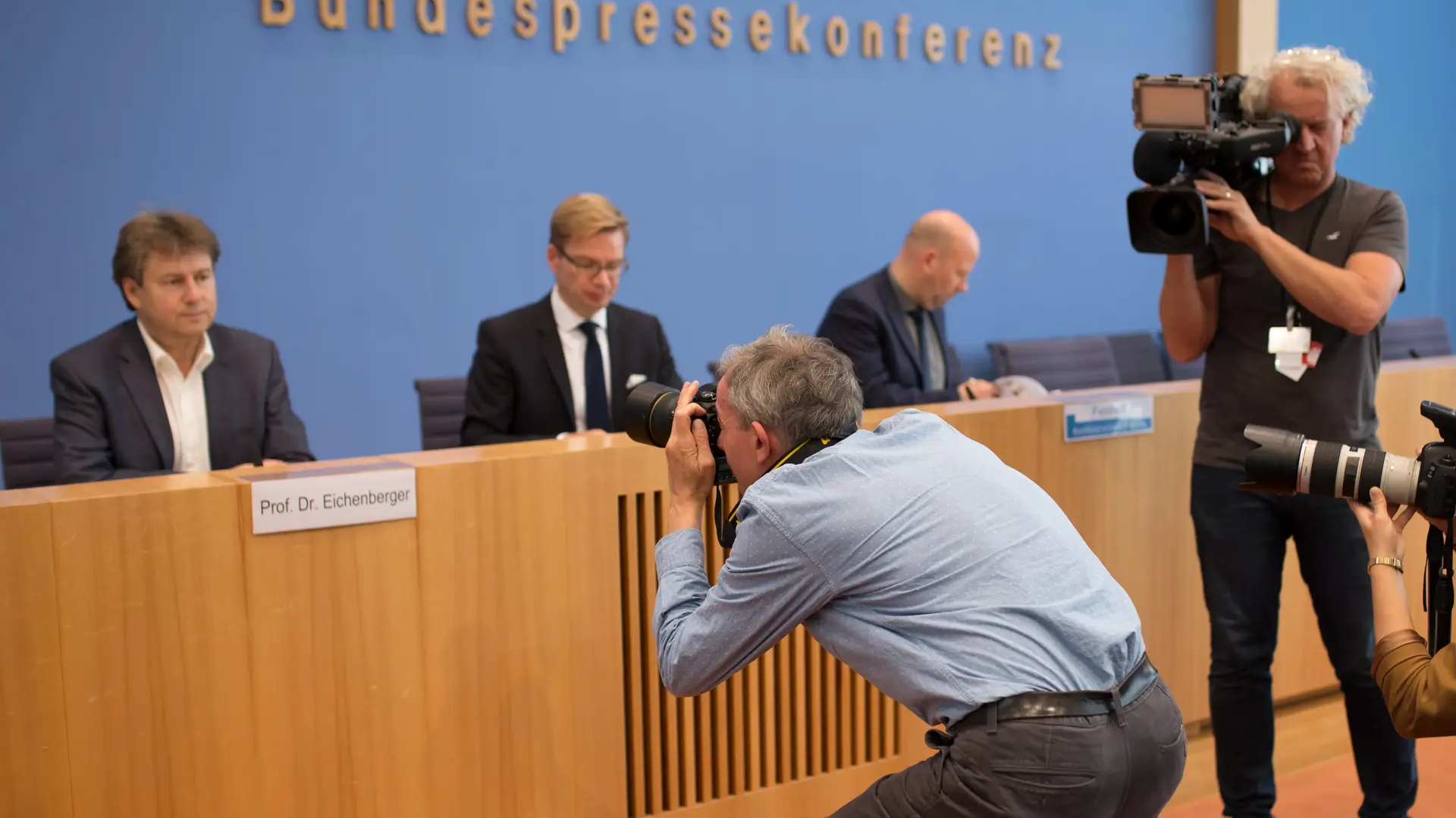 Zu sehen ist die Bundespressekonferenz und Journalisten.