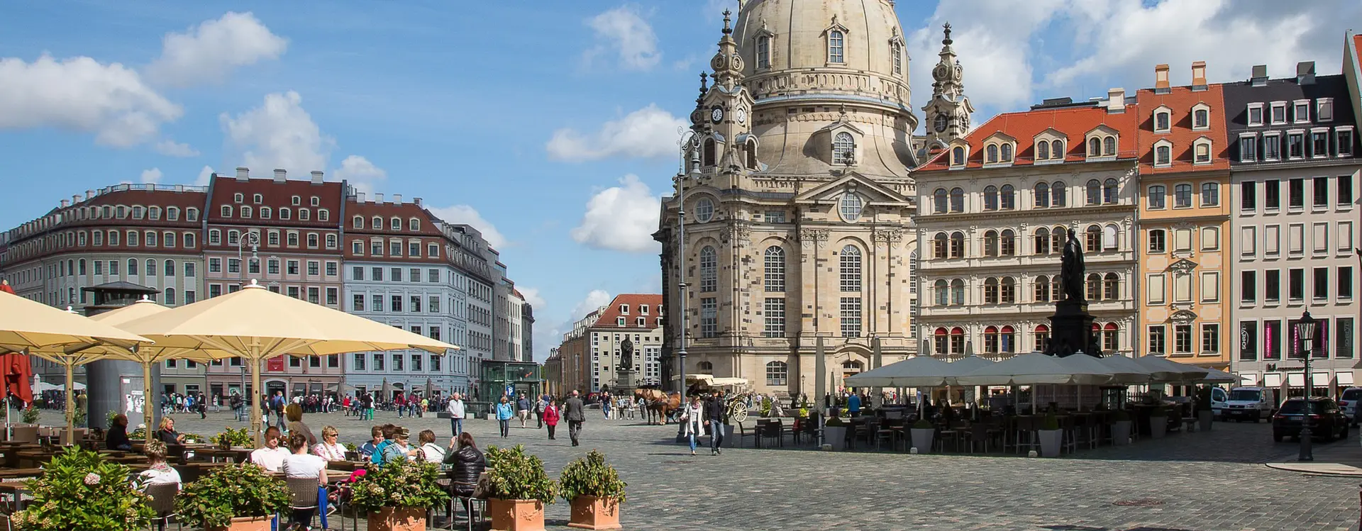 Man sieht einen Marktplatz mit schönen alten Gebäuden.