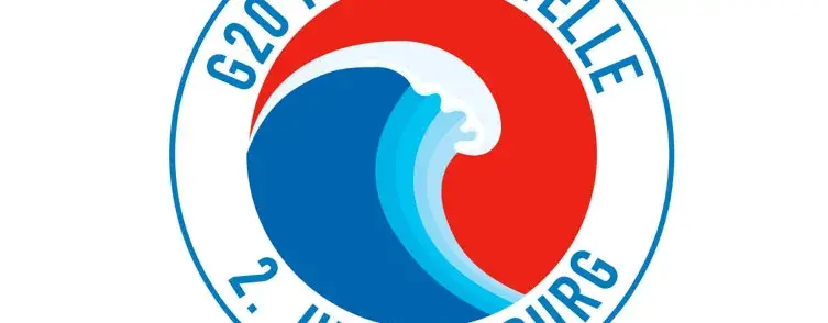 Auf dem Bild ist ein Logo zu sehen, in welchem eine Welle in der Mitte ist. Drumherum steht "G20 Protestwelle 2.Juli Hamburg".