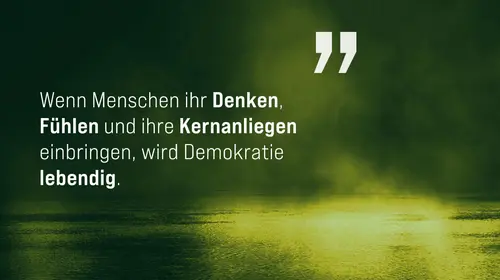Auf dem Bild ist ein Dunstnebel über einem See mit dem Text: Wenn Menschen ihr Denken, Fühlen und ihre Kernanliegen einbringen, wird Demokratie lebendig.