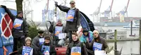 Auf dem Bild sind Menschen, der Unterschriften für das Volksbegehren sammelt.