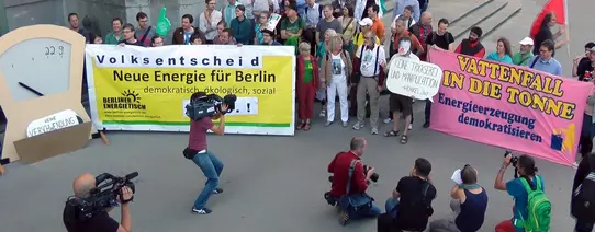(Auf dem Foto zu sehen ist eine Aktion des Berliner Energietisches vor dem Roten Rathaus, der vergeblich die Kopplung von Volksentscheid und Abgeordnetenhauswahl forderte.) Eine Protestaktion ist zu sehen, welche gegen Vattenfall ist und einen Volksentscheid über die Energie Situation in Berlin fordert.