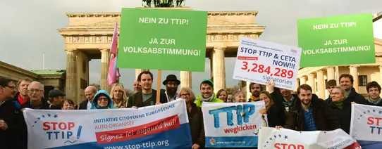 Zu sehen ist ein Protest gegen TTIP vor dem Brandenburger Tor.