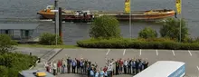 Auf dem Foto bilden Menschen mit zwei schräg gestellten Bussen ein "Herz". 