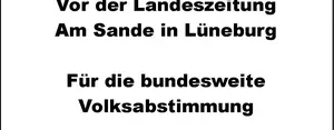 (Aktionsplakat "Jeden 1. Montag im Monat") Auf dem Bild steht "Jeden 1.Montag im Monat Fünf Stunden auf und ab gehen, Absatz Vor der Landeszeitung Am Sande in Lüneburg, Absatz Für die Bundesweite Volksabstimmung, Absatz Bis zur bundesweiten Volksabstimmung.".