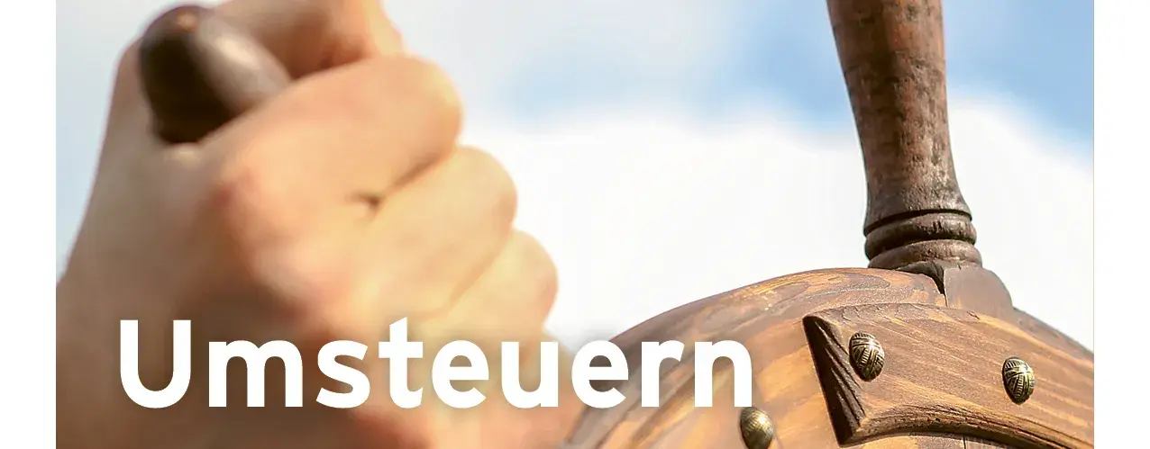 Zu sehen ist das Deckblatt von der Magazin Ausgabe vom 02.2025. Es ist ein Steuerrad zu sehen und zwei Händen, die dieses festhalten und in der Mitte im Vordergrund steht Umsteuern.