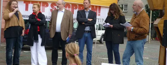 "Stop TTIP"-Podium in Mainz, von links: mit Britta Werner (Piraten), Dr. Kathrin Meß (Die Linke), Dr. Claudius Moseler (ÖDP), Daniel Köbler (Grüne), Jutta Steinruck (SPD), Franz Botens (Moderation) | Foto by Heinz Hartung| Lizenz: CC BY-SA 2.0 Ein Kundgebung gegen TTIP und CETA von Mehr Demokratie ist zu sehen.