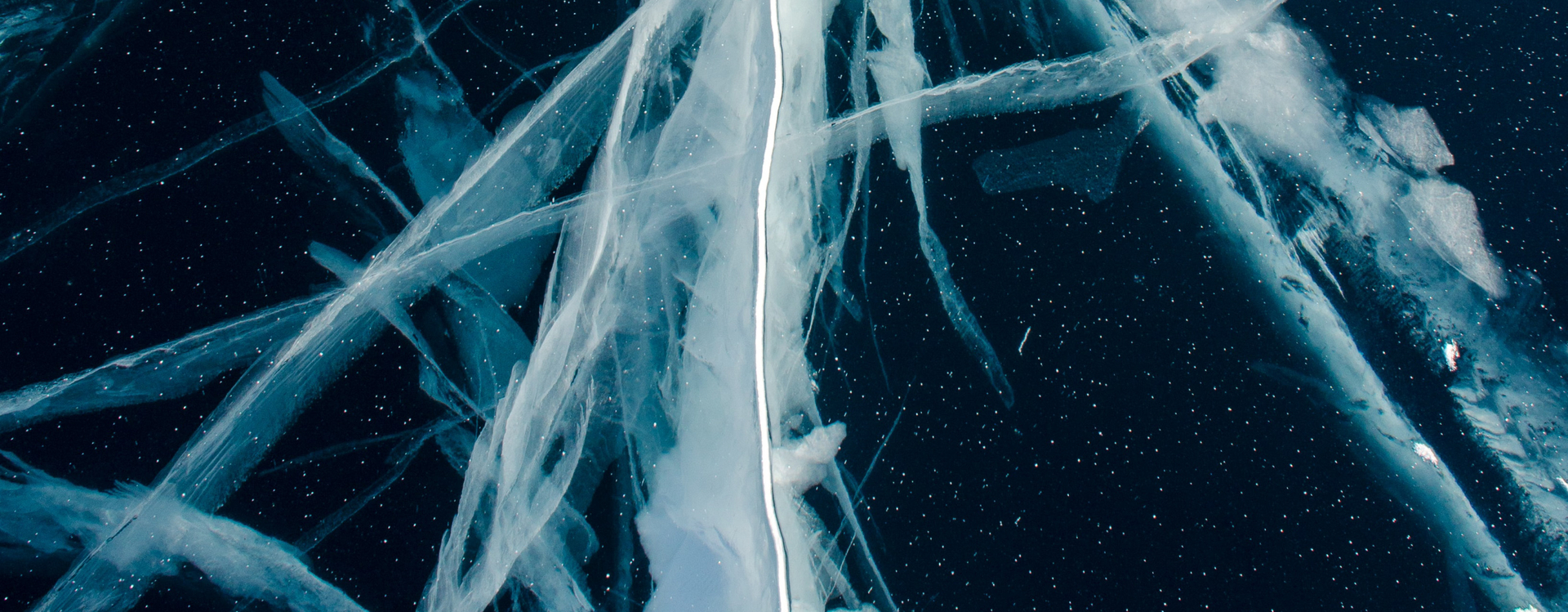 Überschrift: Demokratische Kultur. Das Bild zeigt abstrakte Nebel und Lichtlinien und dahinter kann man die Sterne sehen. 