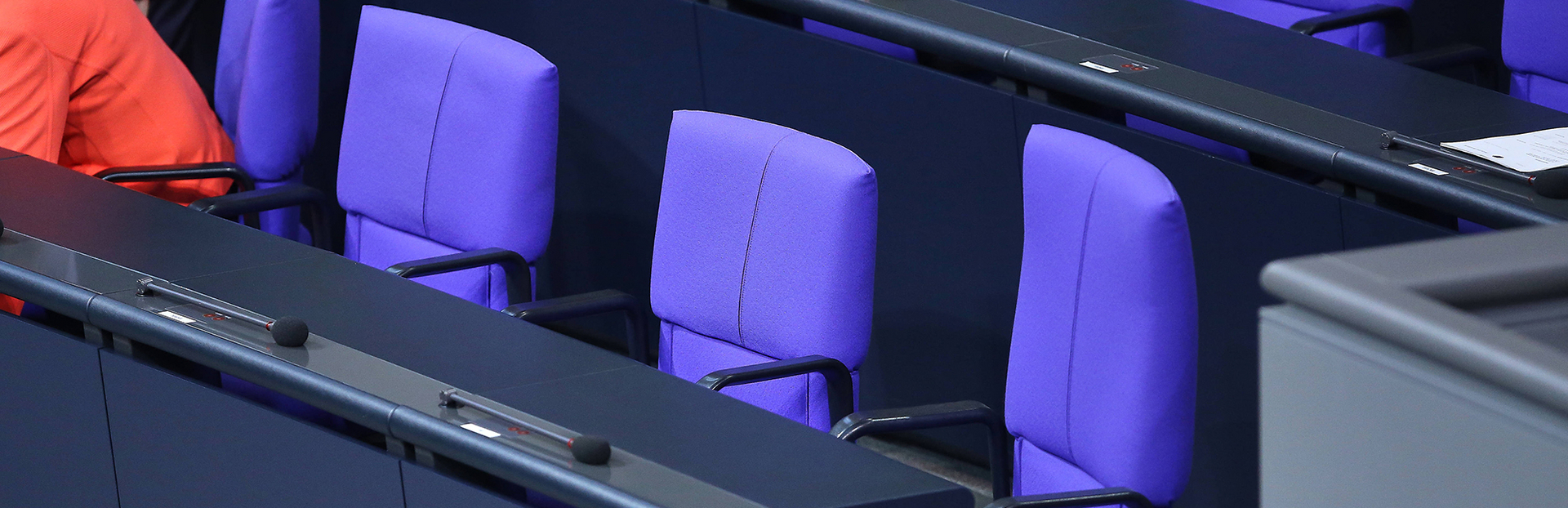 Man sieht drei leere Sitze im Bundestag.