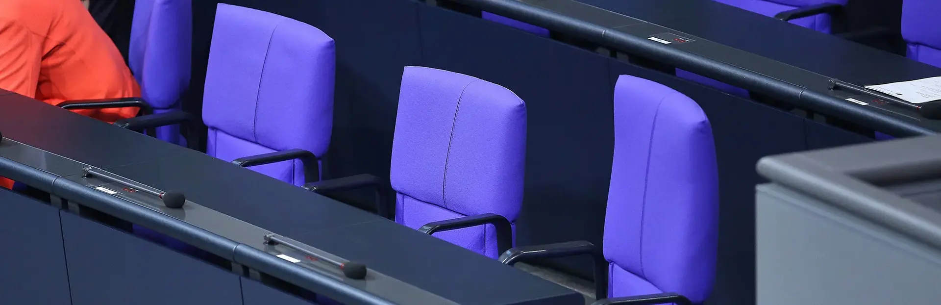 Man sieht drei leere Sitze im Bundestag.