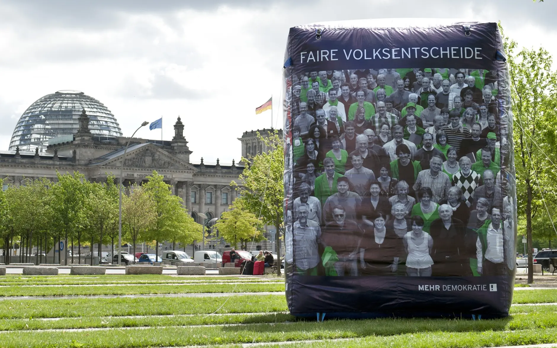 Vor dem Bundestag steht ein fünf mal sechs Meter großer aus Plastik aufgeblasener Würfel, mit den Worten "Faire Volksentscheide".