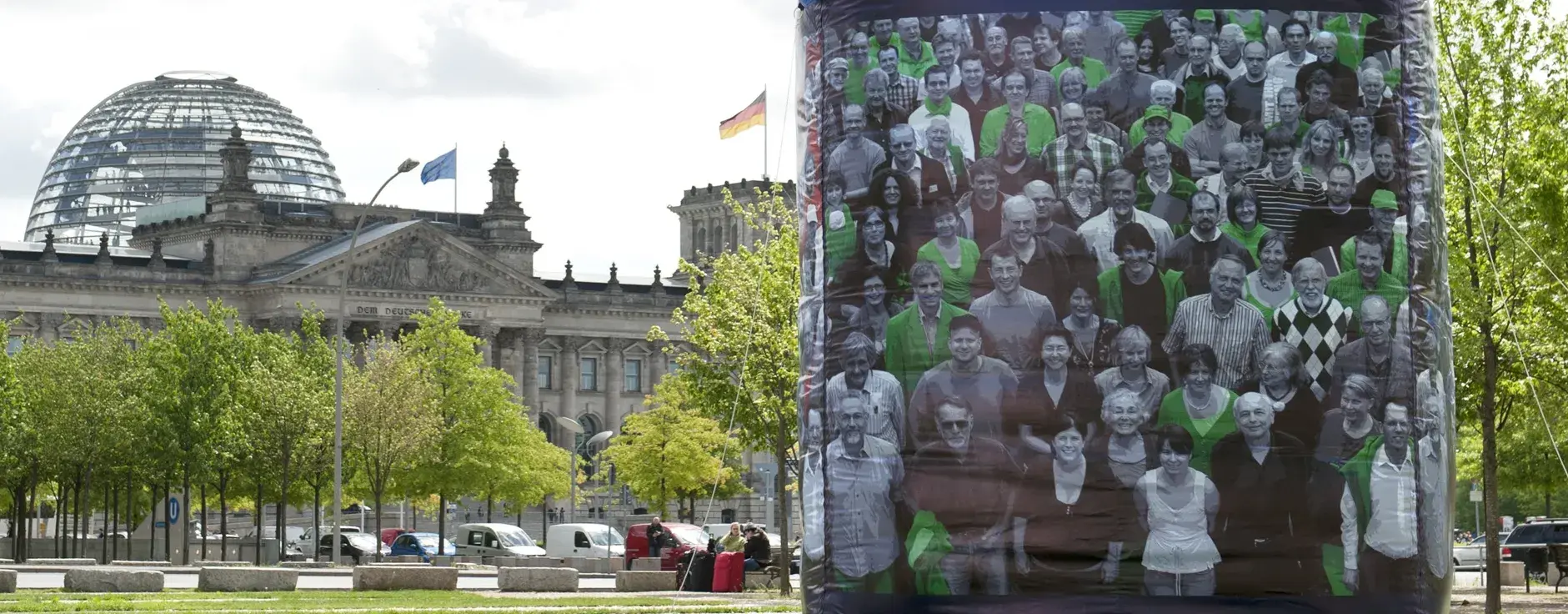 Vor dem Bundestag steht ein circa fünf mal sechs aus Plastik aufgeblasener großer Würfel, wo "Faire Volksentscheide" steht.