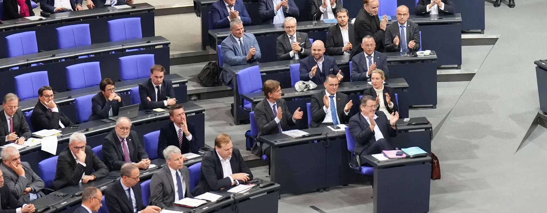 Der rechte Flügel im Bundestag ist zu sehen, besetzt mit der AFD.