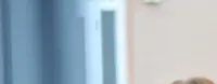 Drei Menschen sind auf dem Bild.