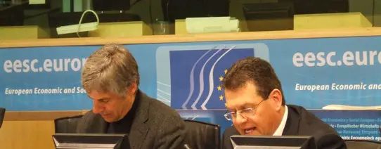 (v.l.: Gerald Häfner von Democracy International und EU-Kommissar Maroš Šefčovič) Ein Foto von Gerald Häfner von Democracy International ist zu sehen.