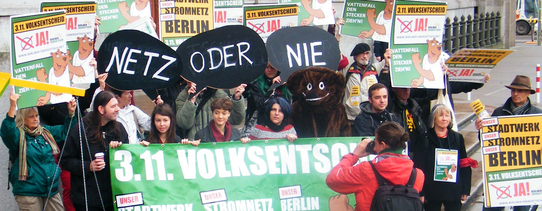 Eine Protestaktion für einen Volksentscheid, um das Thema Stadtwerke und Stromnetz in Berlin, ist zu sehen.