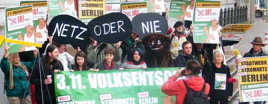 2013-11-04 Energietisch-Volksentscheid Eine Protestaktion für einen Volksentscheid, um das Thema Stadtwerke und Stromnetz in Berlin, ist zu sehen.