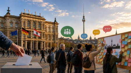 Eine symbolische Darstellung von Abgeordnetenhauswahl und Bürgerbeteiligung in Berlin. Im Vordergrund wird ein Stimmzettel in eine Wahlurne geworfen. Daneben beteiligen sich mehrere Bürgerinnen und Bürger an einer Ideenwand. Sprechblasen stehen für Austausch und gemeinsame Beratung. Im Hintergrund verweisen ein historisches Parlamentsgebäude, die Berliner Flagge und der Fernsehturm auf die Hauptstadt. Das Motiv verbindet damit die repräsentative Demokratie der Wahl mit zusätzlichen Formen direkter Bürgerbeteiligung.