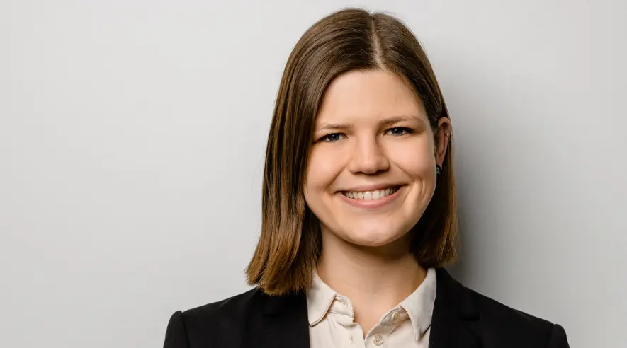 Ein Porträt von Ina Poppelreuter. Sie ist Bundespressesprecherin.