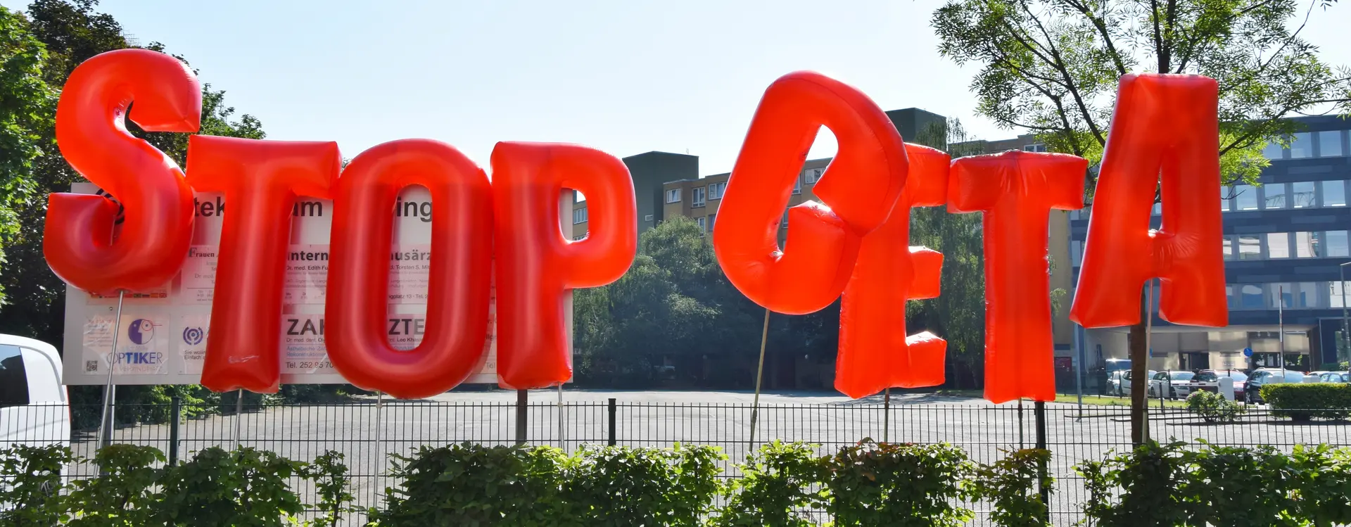 Auf dem Bild wurde ein Schriftzug aus roten Luftballons geformt, der "STOP CETA" lautet.