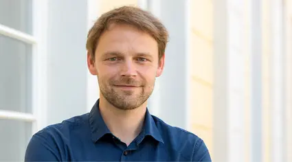Ein Porträt von Simon Strohmenger. Er ist Projektleiter für Consul.