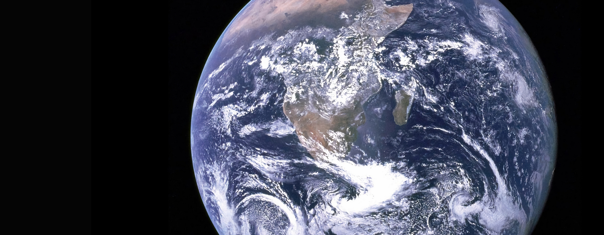 Überschrift: Demokratie & Klima. Man sieht die Erde aus dem Weltall mit Wolken über dem afrikanischen Kontinent.