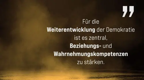 Man sieht ein kleine Staubwolke mit dem Text: Für die Weiterentwicklung der Demokratie ist es zentral. Beziehungs- und Wahrnehmungskompetenzen zu stärken.