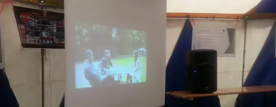 Auf dem Bild ist eine Leinwand mit einem Video zu sehen.