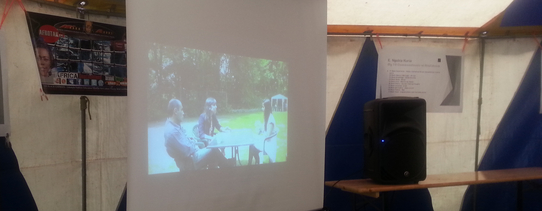 Auf dem Bild ist eine Leinwand mit einem Video zu sehen.