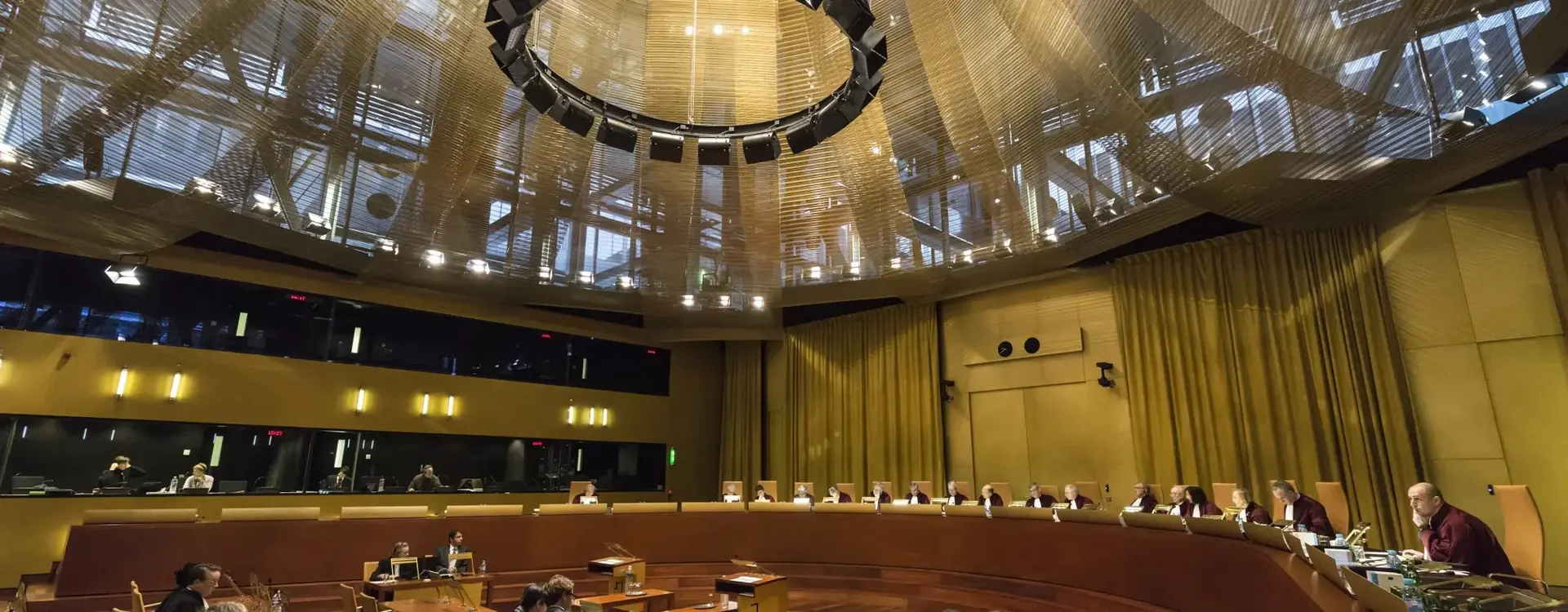 Auf dem Bild ist der Gerichthof der Europäischen Union mit Richtern und Klägern.