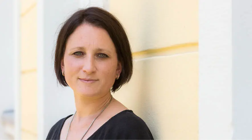 Ein Porträt von Katrin Tober. Sie hat die Leitung für das Fundraising, ist zuständig für Finanzierung und Stiftung und ist die Sprecherin vom Landesverband Bremen.