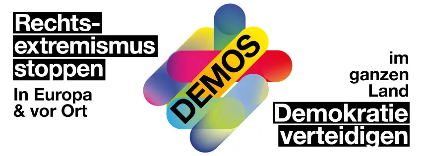Links auf dem Bild steht Rechtsextremismus stoppen in Europa & vor Ort. Rechts steht im ganzen Land Demokratie verteidigen.