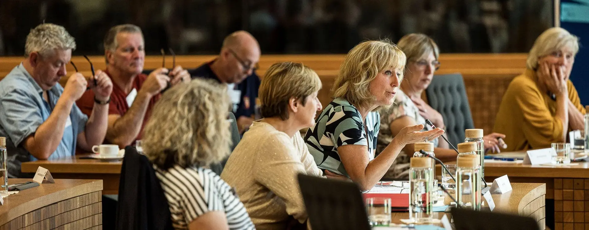 Mitglieder des ständigen Bürgerdialogs in Ostbelgien beraten gemeinsam im Parlament der Deutschsprachigen Gemeinschaft. Die Gesprächssituation zeigt, wie ausgeloste Bürgerinnen und Bürger miteinander politische Fragen erörtern und Empfehlungen für die Politik entwickeln.