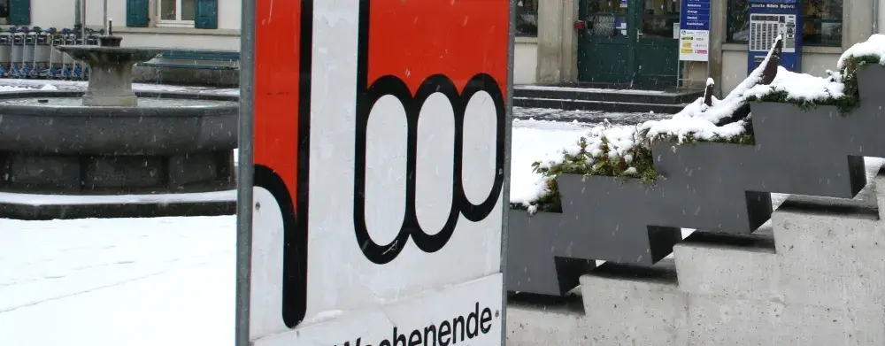 Eine gezeichnete Hand auf einem Aufstellen zeigt nach oben mit dem Text "Am Wochenende, Absatz Abstimmung".