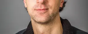 Ein Porträt von Tim Weber.