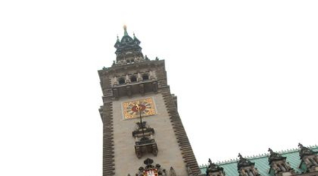 Aktionsurlauber am Rathaus.