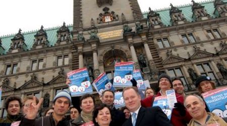 Aktionsurlauber am Rathaus.
