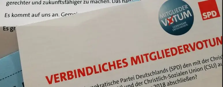 Ein Blatt von dem Verbindlichen Mitgliedervotum der SPD ist zu sehen, zur Koalitionsfrage 2018.